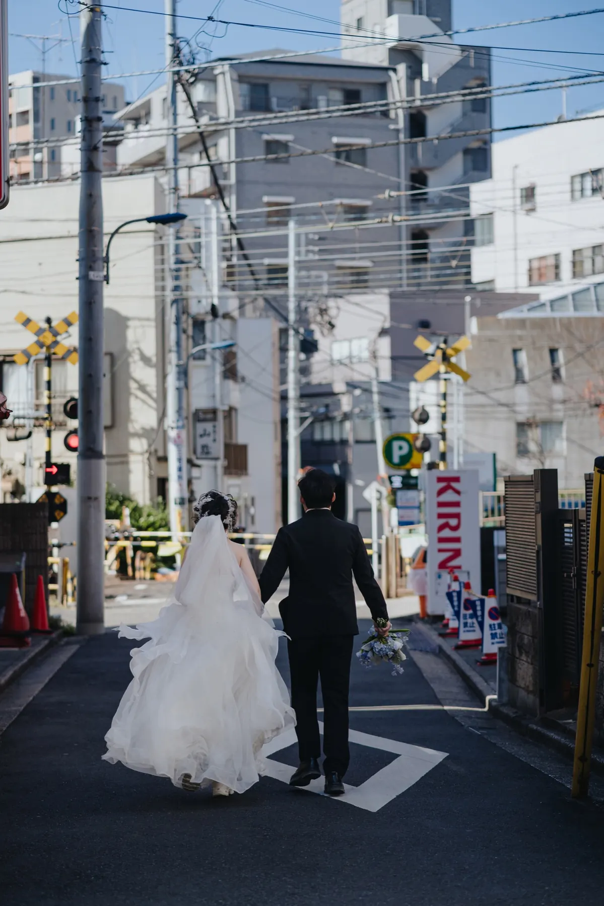 新郎新娘牵手走在街道上